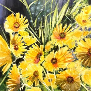 Puede incluir: Una pintura de acuarela de un ramo de flores amarillas con tallos y hojas verdes. Las flores están en el centro de la pintura y están rodeadas de hojas verdes. El fondo es de un azul suave.