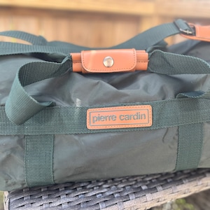 Jaren 80 Pierre Cardin XL kledingtas met stalen frame + reistas in kleurblokontwerp van bosgroen nylon en natuurlijk leer karamel NIEUW met tags