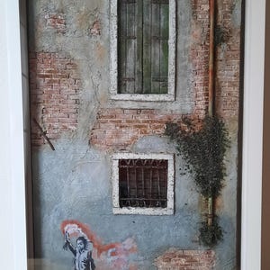 Palazzo San Pantalon con murales "il bambino migrante" di Bansky a Venezia