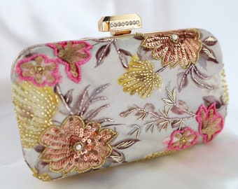 Precioso Clutch de Mano - Estampado Digital con Abalorios en Blanco Roto con Estampado de Flores