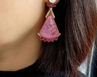 Pendientes rosas en forma de abanico