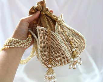 Bellissima borsa Potli con perle bianche e oro a forma di loto