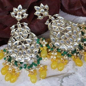 Pode incluir: Brincos de ouro com um design de filigrana prateada e contas amarelas e verdes.