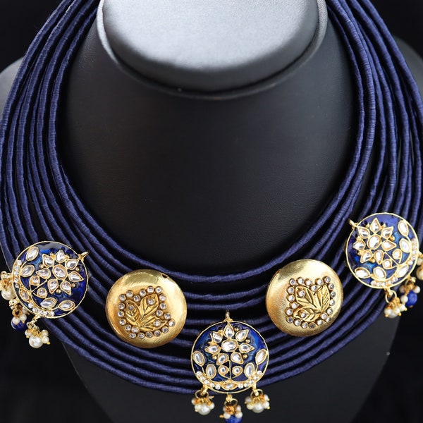 Collier tendance en fil de soie multirangs en jute en bleu et or