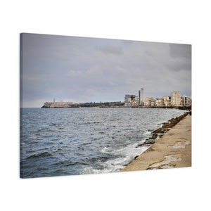 El Malecon Waterfront Havana Cuba uitgerekte matte canvas fotoprint klaar om op te hangen