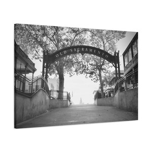 Stampa fotografica su tela opaca allungata Old Sacramento Sign California, pronta da appendere