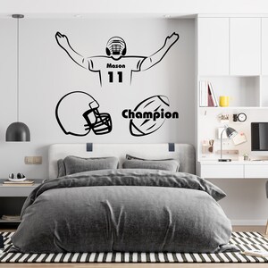 Jungen Zimmer Dekor im Football Design - American Football Spieler in der Nähe der großen Silhouette von Fußball helm und Ball für personalisierte Wandtattoo