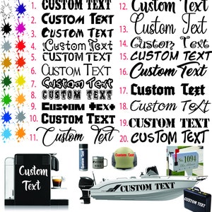 Op de afbeelding: Een verzameling van 20 zwarte en witte stickers met aangepaste tekst. De stickers zijn in verschillende lettertypen en stijlen. De stickers worden getoond op verschillende oppervlakken, waaronder een koffiezetapparaat, een boot, een brievenbus en een koffer.