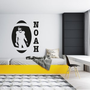 Personalisierter Sport Wandtattoo mit Silhouette von American Football Spieler in Big Football Ball - Personalisierter Junge Name auf Fußball Wandtattoo