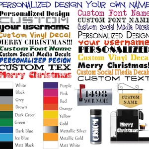 Op de afbeelding: Een digitaal ontwerp sjabloon voor een gepersonaliseerd kerstcadeau. Het ontwerp bevat de tekst "Merry Christmas!" in rood en wit, met de mogelijkheid om een ​​aangepaste naam in zwart toe te voegen. Het ontwerp bevat ook een kleurenkaart met verschillende kleuropties voor de tekst.