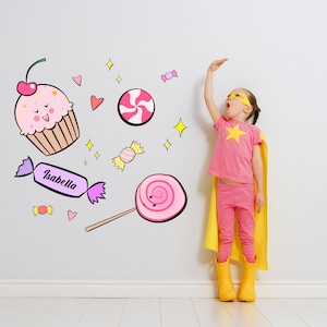 Cartoon Lächelnder Cupcake, Lollipop und Süßigkeiten auf Baby Mädchen benutzerdefinierte Namen Wandsticker oder Laptop Dekoration - Personalisieren Mädchen Namen Sticker