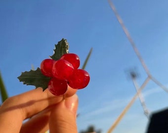 rote Weihnachtsstechpalme handgemachte Blumenbrosche für Frauen, Weihnachtsstechpalme, Designer Brosche, kleines Weihnachtsgeschenk, Geschenke, Anstecknadel, Weihnachten