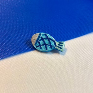 Broche poisson en argile, bijoux poisson, petit insigne mignon, épingles pour sacs, insigne kawaii, bijoux poisson