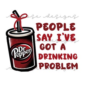 Könnte beinhalten: Grafik mit einem Dr. Pepper-Soda-Becher mit Strohhalm und roter Schleife. Der Text lautet "PEOPLE SAY I'VE GOT A DRINKING PROBLEM" in roten Buchstaben auf weißem Hintergrund.