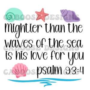 Op de afbeelding: Een grafisch ontwerp met de zwarte tekst Mightier than the waves of the sea is his love for you psalm 93:4. Het ontwerp bevat een mintgroene slakkenhuis, een rode zeester, een paarse schelp, een roze sint-jakobsschelp en blauwe golven.