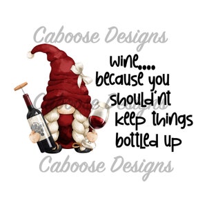 Può includere: Un gnomo rosso e bianco che tiene una bottiglia di vino e un bicchiere di vino. Il testo dice "Wine... because you shouldn't keep things bottled up".