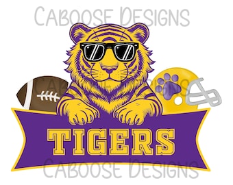 Op de afbeelding: Een paars-gouden banner met het woord "TIGERS" in gele letters. Een cartoon-tijger met een zonnebril bevindt zich achter de banner. Een voetbal en een voetbalhelm bevinden zich aan beide kanten van de banner. De tekst "CABOOSE DESIGNS" staat boven en onder de banner.
