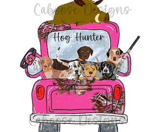 Puede incluir: Ilustración de un camión rosa con el texto "Hog Hunter" en el parabrisas. La caja del camión está llena de perros de varias razas, y un jabalí está encaramado encima. Un rifle es visible a la derecha.