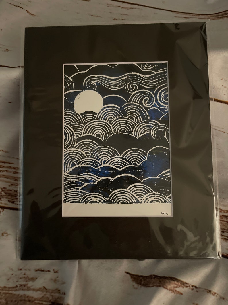 Pode incluir: Uma impress&atilde;o em preto e branco de uma lua e nuvens. As nuvens s&atilde;o estilizadas e se assemelham a ondas. A impress&atilde;o &eacute; assinada "MICK".