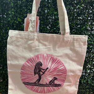 Block von Hand gedruckt Paddle Boarder und Pup Strand Tragetasche