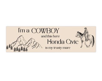 Op de afbeelding: Een rechthoekig beige bord met zwarte tekst en illustraties. De tekst luidt: "I'm a COWBOY and this here Honda Civic is my trusty mare." De illustratie bevat bergen, bomen en een cowboy te paard.