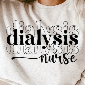 Könnte beinhalten: Ein weißer Pullover mit schwarzem Text, der "dialysis nurse" in einer geschichteten, stilisierten Schriftart lautet.