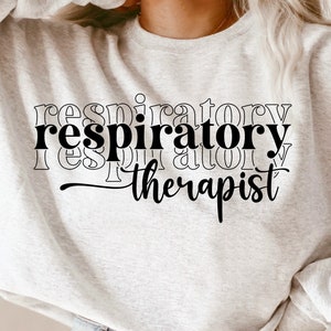 K&ouml;nnte beinhalten: Ein graues Sweatshirt mit dem Text "respiratory therapist" in Schwarz gedruckt.