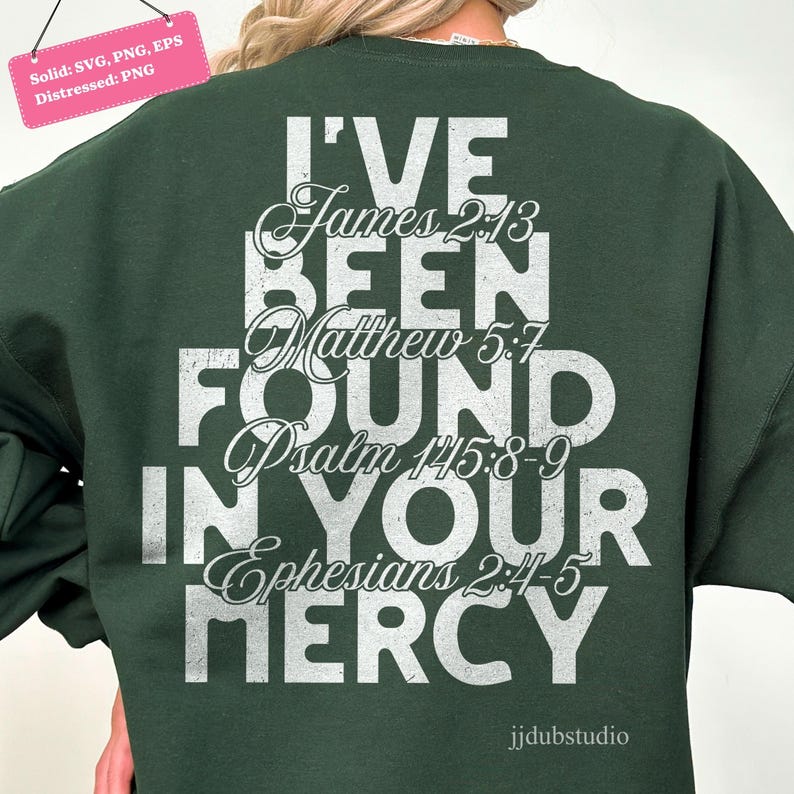 以下が含まれることがあります： 白い文字で「I'VE BEEN FOUND IN YOUR MERCY」と聖書の詩がプリントされた濃い緑色のスウェットシャツ。デザインには「James 2:13, Matthew 5:7, Psalm 145:8-9, Ephesians 2:4-5」が含まれています。「jjdubstudio」のブランド名が下にあります。