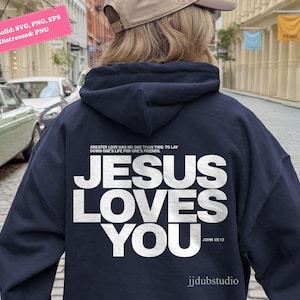 Może przedstawiać: Granatowa bluza z kapturem z napisem "JESUS LOVES YOU" dużymi białymi literami. Z tyłu bluzy z kapturem znajduje się r&oacute;wnież cytat "GREATER LOVE HAS NO ONE THAN THIS: TO LAY DOWN ONE'S LIFE FOR ONE'S FRIENDS." oraz tekst "JOHN 15:13".