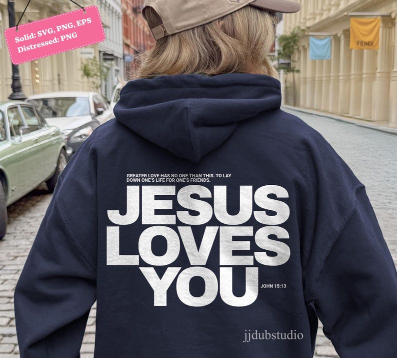 Może przedstawiać: Granatowa bluza z kapturem z napisem "JESUS LOVES YOU" dużymi białymi literami. Z tyłu bluzy z kapturem znajduje się r&oacute;wnież cytat "GREATER LOVE HAS NO ONE THAN THIS: TO LAY DOWN ONE'S LIFE FOR ONE'S FRIENDS." oraz tekst "JOHN 15:13".