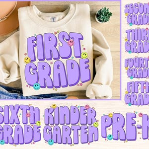 Può includere: Felpa color crema con la scritta "FIRST GRADE" in grandi lettere viola a bolle. Faccine sorridenti e stelle decorano il design. Il testo aggiuntivo mostra "SECOND GRADE" a "PRE-K" in uno stile simile.