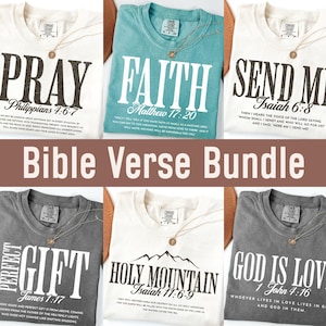 Può includere: Un set di sei t-shirt con diversi versetti biblici stampati su di esse. Le magliette sono di vari colori, tra cui grigio, blu e bianco. Ogni maglietta ha un versetto diverso stampato su di essa, tra cui "Prega", "Fede", "Mandami", "Dono perfetto", "Montagna sacra" e "Dio è amore".