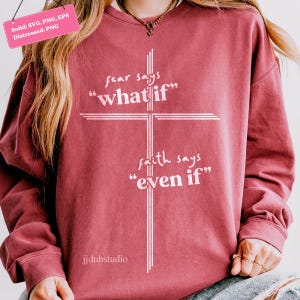 以下が含まれることがあります： 白い十字架の上に「fear says 'what if'」、下に「faith says 'even if'」と書かれた、マルーン色のスウェットシャツ。ファイルの種類情報が記載されたピンク色のタグも表示されています。