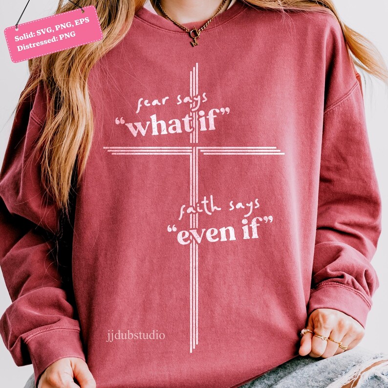 以下が含まれることがあります： 白い十字架の上に「fear says 'what if'」、下に「faith says 'even if'」と書かれた、マルーン色のスウェットシャツ。ファイルの種類情報が記載されたピンク色のタグも表示されています。