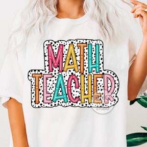 Op de afbeelding: Wit T-shirt met een kleurrijke afbeelding met de tekst "MATH TEACHER" in een zwart-wit stippenpatroon.