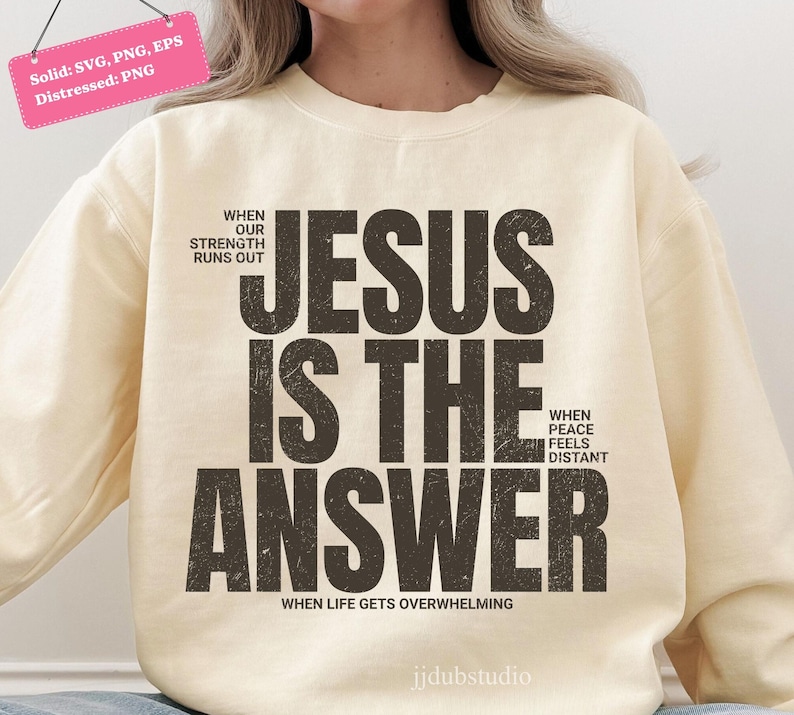 Może przedstawiać: Kremowa bluza z napisem "JESUS IS THE ANSWER" w postarzanym czarnym napisie. Dodatkowy tekst to "WHEN OUR STRENGTH RUNS OUT", "WHEN PEACE FEELS DISTANT" i "WHEN LIFE GETS OVERWHELMING".