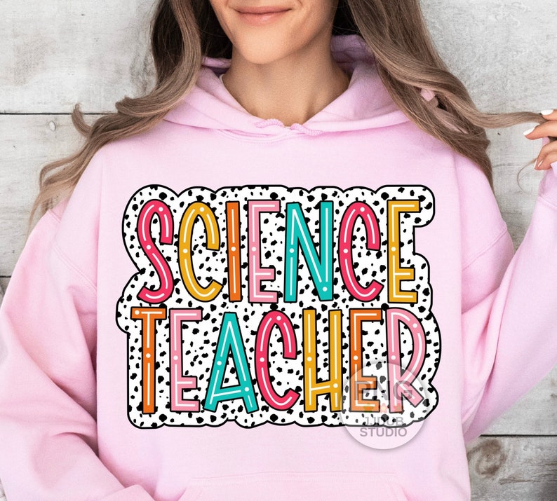 Peut inclure: Sweat-shirt rose avec un fond &agrave; pois noir et blanc et les mots "SCIENCE TEACHER" en lettres color&eacute;es.