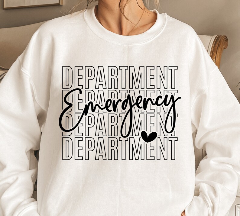 Może przedstawiać: Biała bluza z czarnym napisem "DEPARTMENT Emergency DEPARTMENT" z małym czarnym sercem w środku słowa "Emergency".