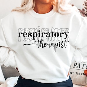 K&ouml;nnte beinhalten: Wei&szlig;er Pullover mit schwarzem Text, der "respiratory therapist" in einer &uuml;bereinanderliegenden Schriftart lautet.