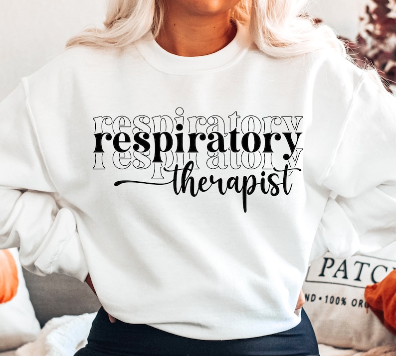 K&ouml;nnte beinhalten: Wei&szlig;er Pullover mit schwarzem Text, der "respiratory therapist" in einer &uuml;bereinanderliegenden Schriftart lautet.