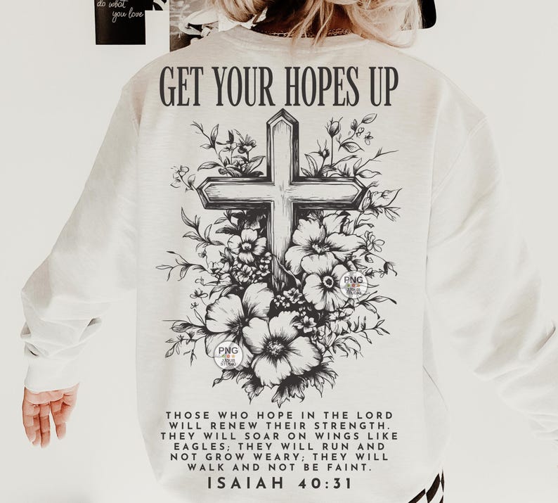 Peut inclure: Sweat-shirt blanc avec un motif graphique noir et blanc d'une croix entour&eacute;e de fleurs. Le texte "GET YOUR HOPES UP" est en haut du motif. Le texte "THOSE WHO HOPE IN THE LORD WILL RENEW THEIR STRENGTH. THEY WILL SOAR ON WINGS LIKE EAGLES; THEY WILL RUN AND NOT GROW WEARY; THEY WILL WALK AND NOT BE FAINT. ISAIAH 40:31" est en bas du motif.