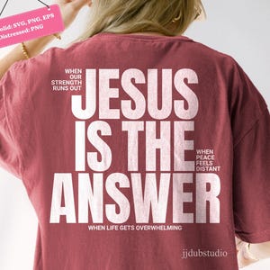 Może przedstawiać: Bordowa koszulka z napisem "JESUS IS THE ANSWER" dużymi białymi literami. Dodatkowy tekst to "WHEN OUR STRENGTH RUNS OUT", "WHEN PEACE FEELS DISTANT" i "WHEN LIFE GETS OVERWHELMING". Koszulka ma luźny kr&oacute;j.