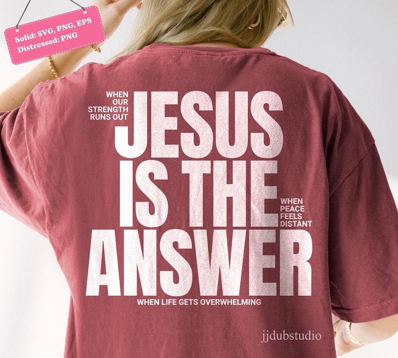 Może przedstawiać: Bordowa koszulka z napisem "JESUS IS THE ANSWER" dużymi białymi literami. Dodatkowy tekst to "WHEN OUR STRENGTH RUNS OUT", "WHEN PEACE FEELS DISTANT" i "WHEN LIFE GETS OVERWHELMING". Koszulka ma luźny kr&oacute;j.