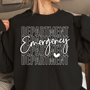 Może przedstawiać: Czarna bluza z białym napisem "DEPARTMENT Emergency DEPARTMENT" z małym białym sercem między słowami.