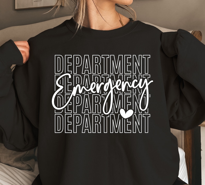 Może przedstawiać: Czarna bluza z białym napisem "DEPARTMENT Emergency DEPARTMENT" z małym białym sercem między słowami.