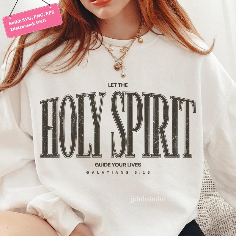 以下が含まれることがあります： 「LET THE HOLY SPIRIT GUIDE YOUR LIVES GALATIANS 5:16」の文字が、使い古された濃い茶色のフォントでプリントされた白いスウェットシャツ。 スウェットシャツは無地で、クルーネックです。