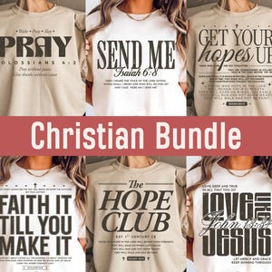 Op de afbeelding: Een verzameling christelijke t-shirts met diverse inspirerende citaten en bijbelteksten in zwarte letters. De shirts zijn in neutrale kleuren, met teksten als "Pray", "Send Me" en "Faith It Till You Make It."