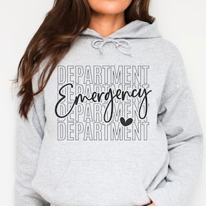 Może przedstawiać: Szara bluza z kapturem z tekstem "DEPARTMENT" powt&oacute;rzonym wiele razy, ze słowem "Emergency" w większej czcionce w środku. Małe serce jest widoczne pod słowem "Emergency".