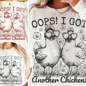 Puede incluir: Sudadera blanca con un gráfico en blanco y negro de dos pollos con gafas de sol y el texto "OOPS! I GOT Another Chicken!"