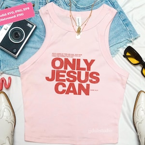 Może przedstawiać: Jasnor&oacute;żowy top bez rękaw&oacute;w z czerwonym napisem "ONLY JESUS CAN". Obraz zawiera szorty dżinsowe, aparat fotograficzny, okulary przeciwsłoneczne, biżuterię i białe buty. Widoczny jest r&oacute;wnież tekst "MARK 19:27".
